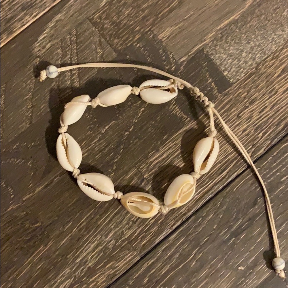 Adjustable shell bracelet